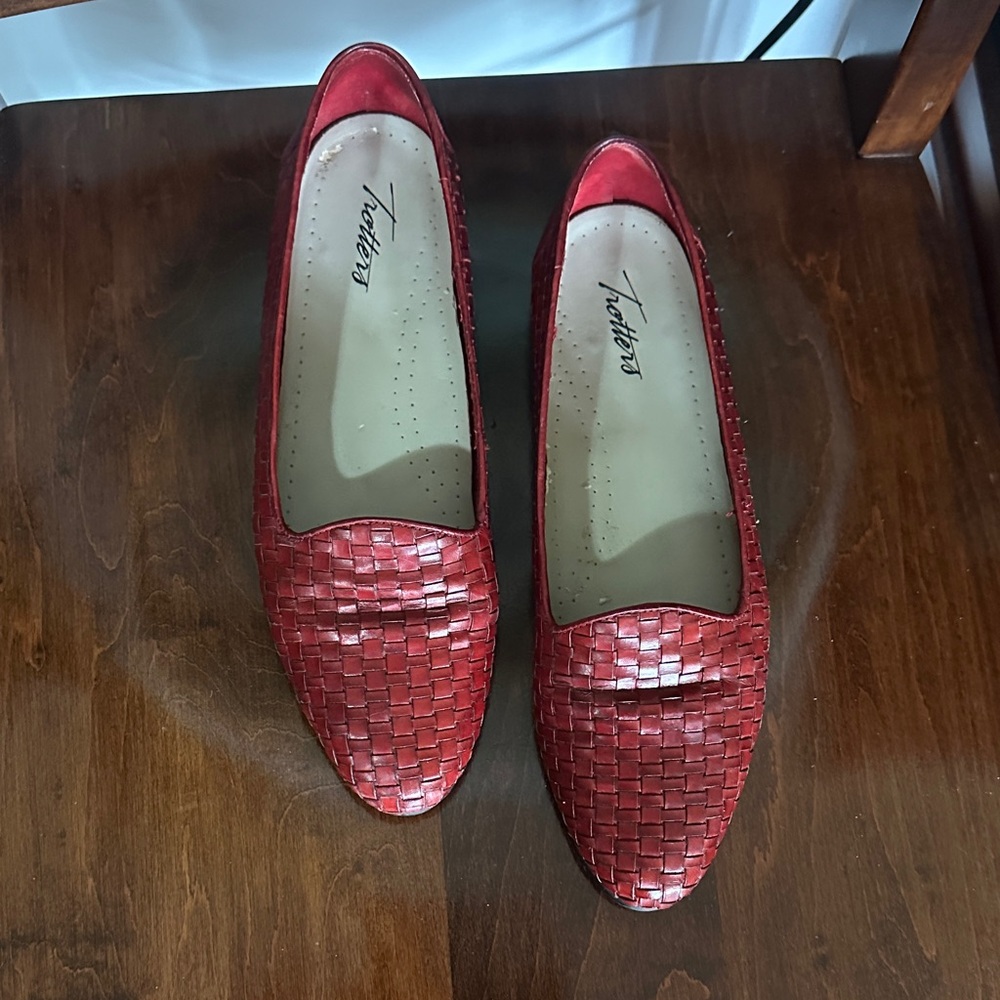 Trotters Women's Crimson Woven Flats
